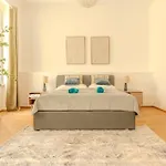 Deluxe Near The Center