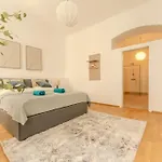 Deluxe Near The Center Apartment *