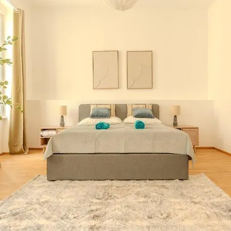 Deluxe Near The Center