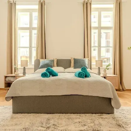 Deluxe Near The Center *