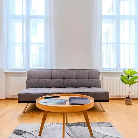 Deluxe Near The Center Apartment *