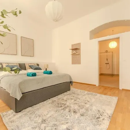 Deluxe Near The Center Apartment *