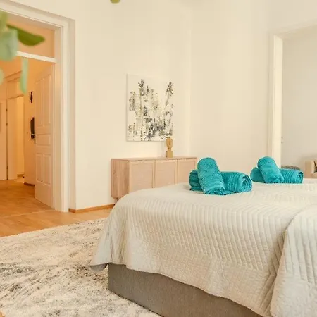 Deluxe Near The Center Apartment *