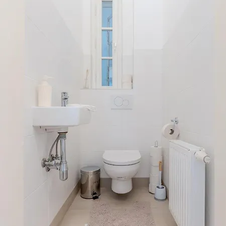 Deluxe Near The Center