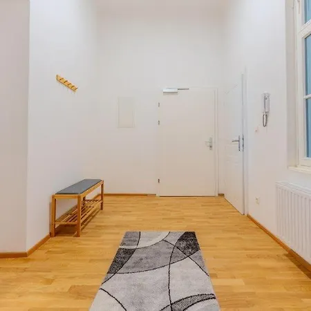 Deluxe Near The Center Apartment *