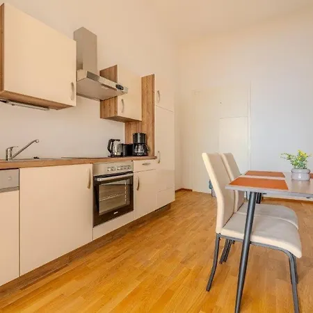 Deluxe Near The Center