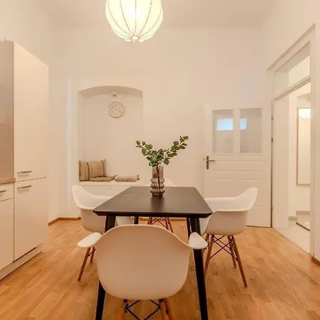 Deluxe Near The Center Apartment