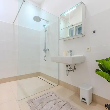 Deluxe Near The Center شقة كريمس ان دير دوناو