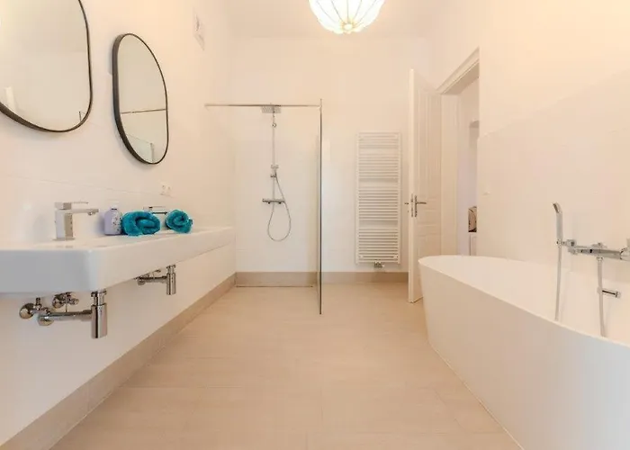 Deluxe Near The Center