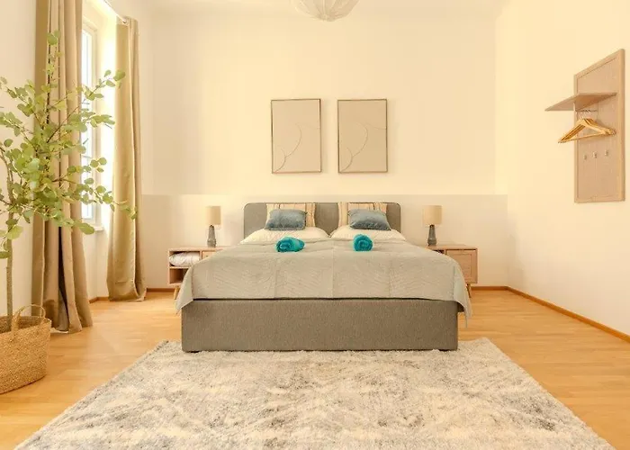 Deluxe Near The Center