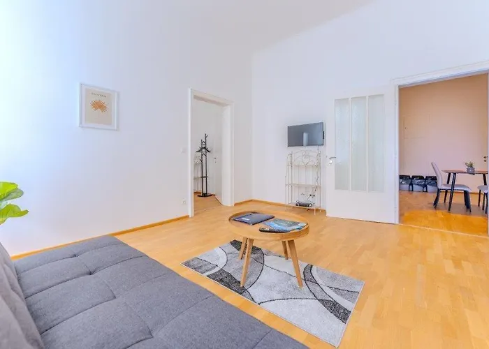 Deluxe Near The Center