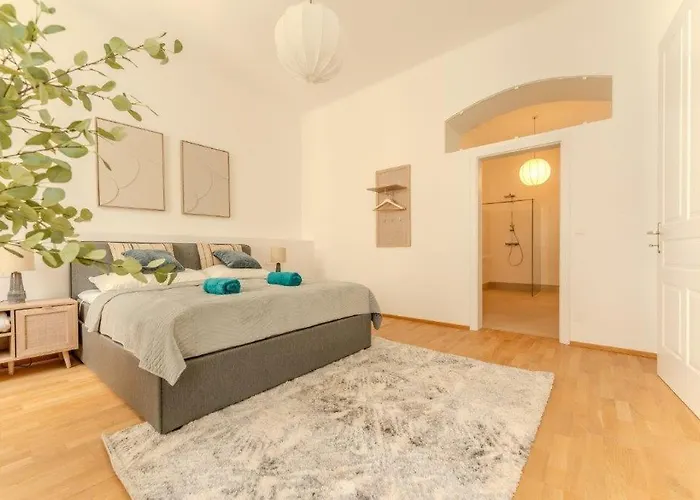 Deluxe Near The Center Апартаменты *