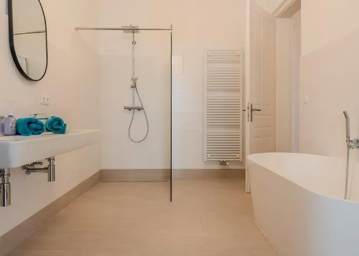 Deluxe Near The Center