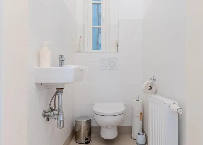 Deluxe Near The Center