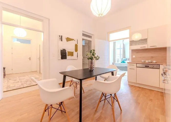 Апартаменты Deluxe Near The Center *