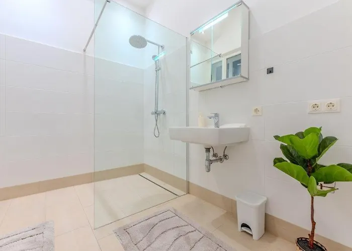 Апартаменты Deluxe Near The Center *